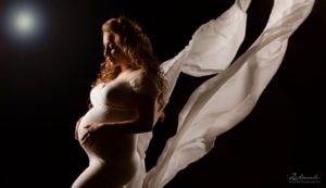 Babybauchshooting im Raum Köln, Bonn. Weißes wehendes Kleid