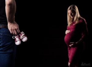 Der Fotograf setzt die Babyschuhe ins Licht, bei einem Schwangerschafts Fotohooting in Bonn