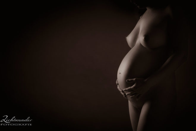 Schwanger Babybauch Akt Foto mit dunklem Hintergrund, Fotograf Koeln Bonn