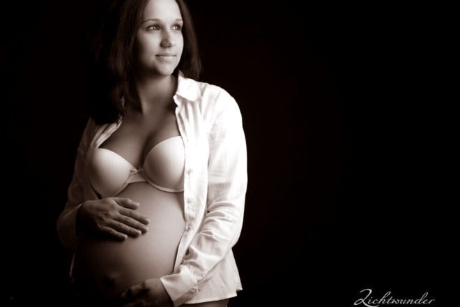 Schwangere Frau hält Babybauch, Shooting in Bonn, Fotostudio
