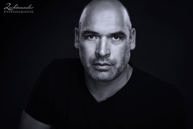 Portrait Fotograf, Männer Porträt mit schwarzem Hintergrund