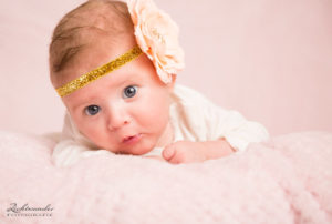 Baby mit Blümchen, Fotoshooting in Bonn, Sankt Augustin, Lichtwunder Fotografie