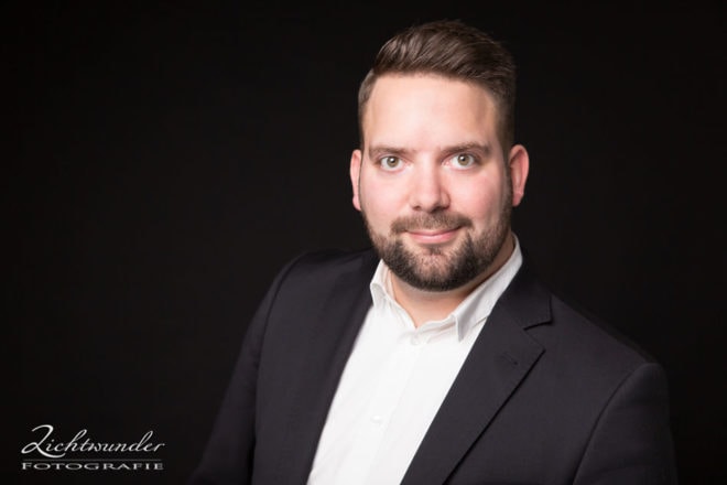 Fotograf & Fotostudio Bonn, Sankt Augustin, Bewerbungsfoto Businessfoto Schwarzer Hintergrund