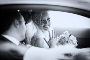 Hochzeitspaar im Auto, von Lichtwunder Fotografie