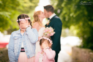 Hochzeitsfotograf Bonn, Kinder mit Brautpaar, lustig, originell