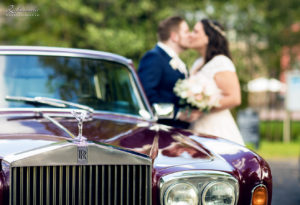 Hochzeitsfotografie Bonn Rolls Royce Brautpaar unscharf im Hintergrund
