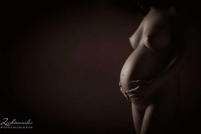 Schwangerschafts Aktfoto in Köln Porz Babybauch Aktshooting
