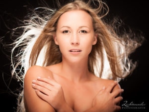 Beauty Portrait Shooting Wehende Haare Fotograf Bonn Koeln Fotostudio 1147px 5432