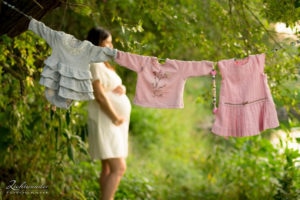 Schwangerschaftsfotos Natur Babykleider - Fotograf Bonn