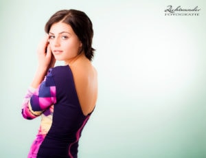 Portrait Fotografie, junge Frau im bunten Kleid blickt über die Schulter