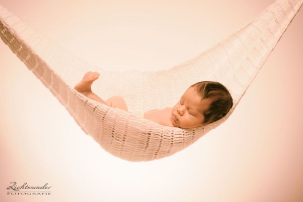 Babyfoto mit Haengematte Fotograf Lichtwunder