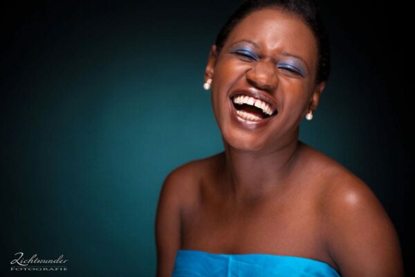 Musiker Portrait Musiker Fotos, Fotostudio Aufnahme einer afroamerikanischenSängerin