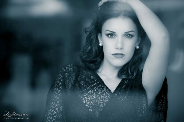 Portrait am Fenster Bonner Fotograf erstellt Beauty Fotos