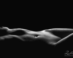 Wassertropfen auf der Haut Fotograf Bonn, im Fotostudio erotische Fotos akt shooting koeln