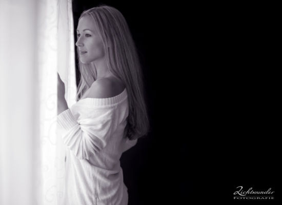 Portrait am Fenster, Portraitshooting Portrait Frau Am Fenster Fotograf Bonn Koeln