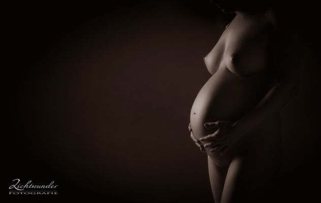 Schwanger Aktfoto - low key Schwanger Babybauch Akt Foto mit dunklem Hintergrund, Fotograf Koeln Bonn
