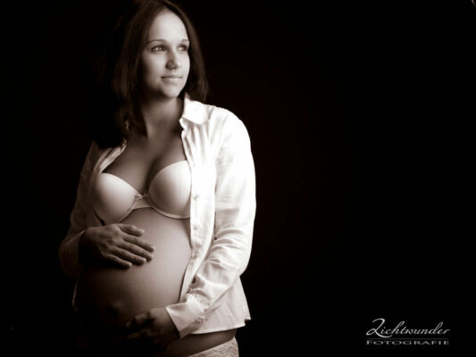 Schwangerschaftsfotos Schwangere Frau hält Babybauch, Shooting in Bonn, Fotostudio