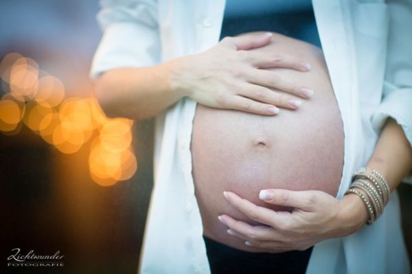 Schwangerscchaftsfoto Schwanger Babybauchfoto am Fenster, Fotograf Bonn, Sankt Augustin Lichtwunder