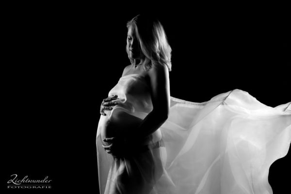 Babybauchfoto Foto mit Tuch, Low Key Schwangerschaftsfoto mit Tuch, Fotostudio Bonn, Köln