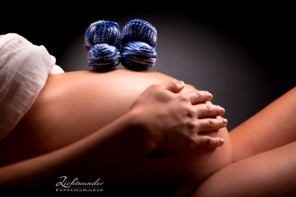 Babybauchshooting, Babyschuhe Schwangerschaftsfotos Babybauchshooting Lichtwunder Fotografie Bonn Fotostudio Sankt Augustin
