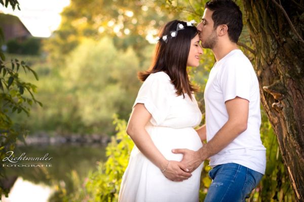 Schwangerschaftsfotos draussen mit Partner Schwangerschaftsfotos draussen mit Partner