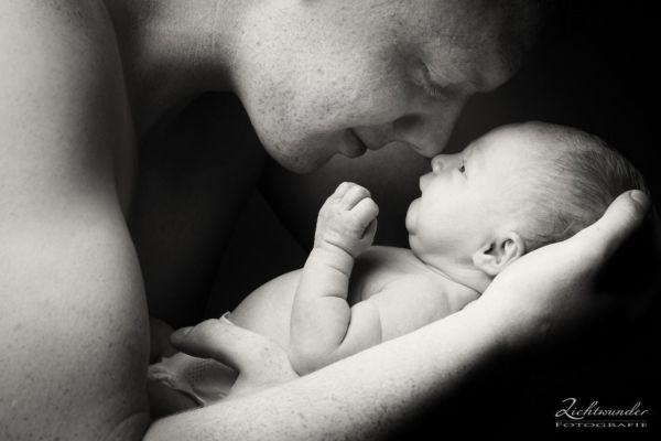 Familienfotos, Vater Mit Baby, aufgenommen in meinem Fotostudio, Lichtwunder Fotografie Bonn / Sankt Augustin Familienfotos im Fotostudio, Vater Mit Baby Fotograf Bonn Lichtwunder 850px