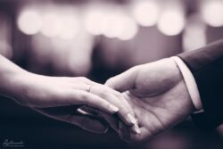 Fotograf für Hochzeit Hochzeitsfotografie Hände des Brautpaars, Bokeh