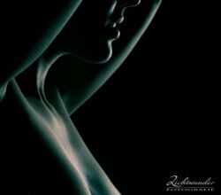 Sinnliches Profilfoto Low Key Profilfoto einer schönen Frau, Umrisse dunkel