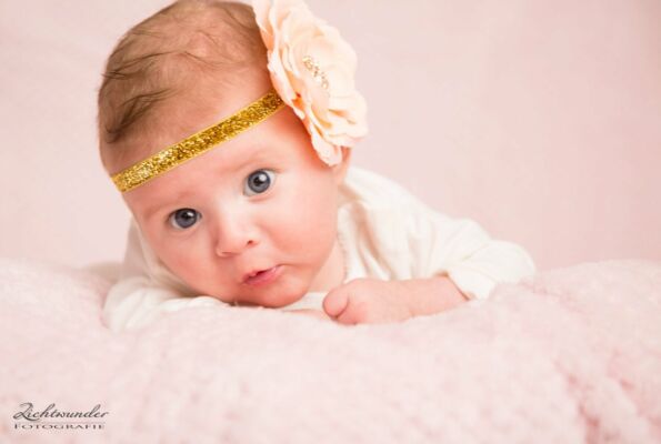 Baby mit Blümchen, Fotoshooting in Bonn, Sankt Augustin, Lichtwunder Fotografie