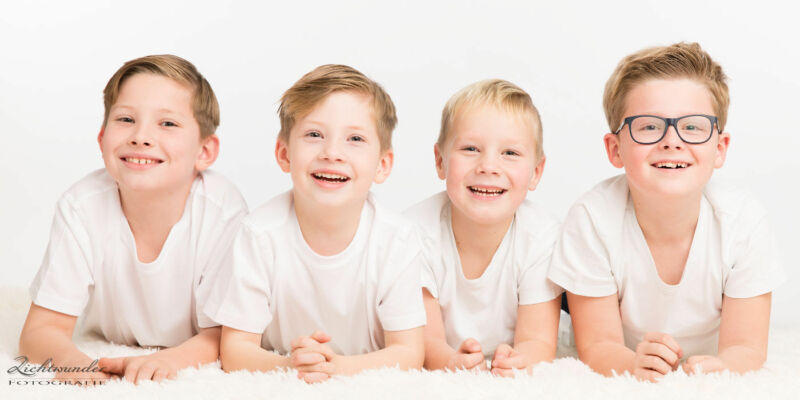 Familienfotos, Kinder, weisser Hintergrund Fotograf Bonn