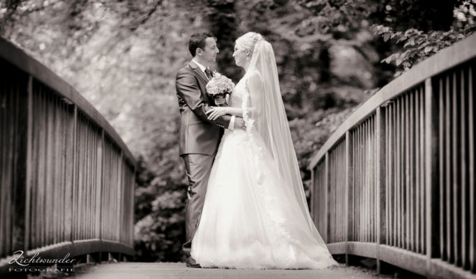 Fotograf Hochzeit Brautpaar Auf Bruecke Bonn 1600px