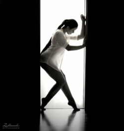 Aktfotografie in Bonn Akt Erotik Fotoshooting, Frau im Türrahmen