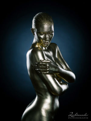Gold Bodypainting, Goldfinger Shooting, Aktfotos mit Goldfarbe, Fotograf Bonn