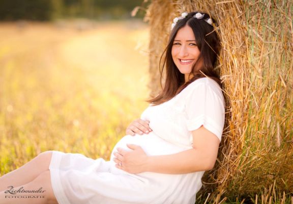 Schwanger Sommer Foto mit Heuballen Schwanger Sommer Foto mit Heuballen