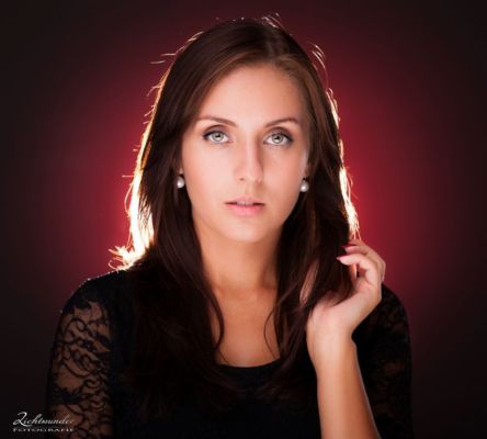 Portrait Shooting Fotograf Bonn Portrait Shooting Fotograf Bonn, Frau im schwarzen Kleid, roter Hintergrund
